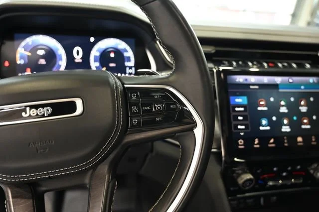 Used 2021  Jeep Overland image 26