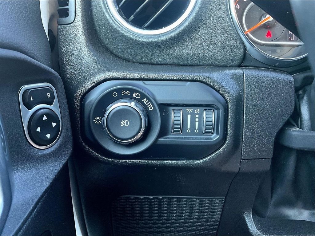 Used 2022 White Jeep Unlimited Sahara image 17