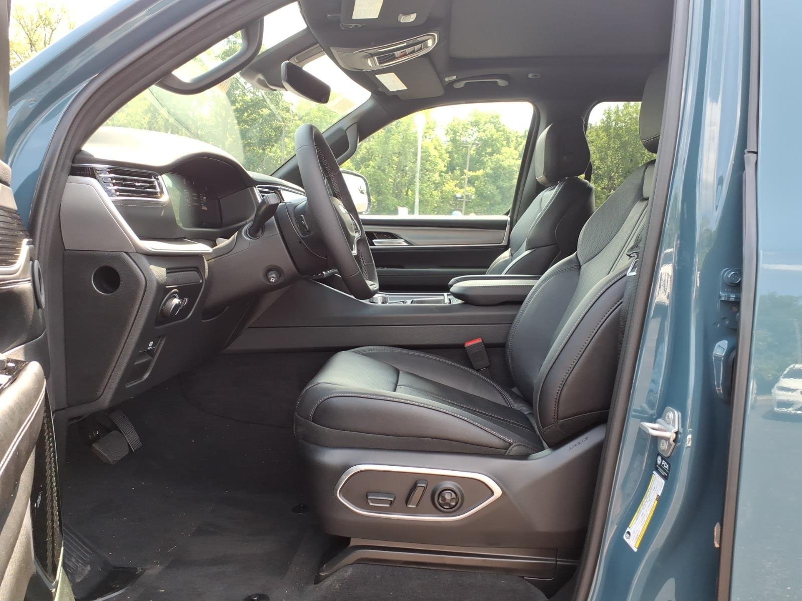 New 2026 Steel Blue Exterior Paint Jeep Limited Reserve 4x4 image 13