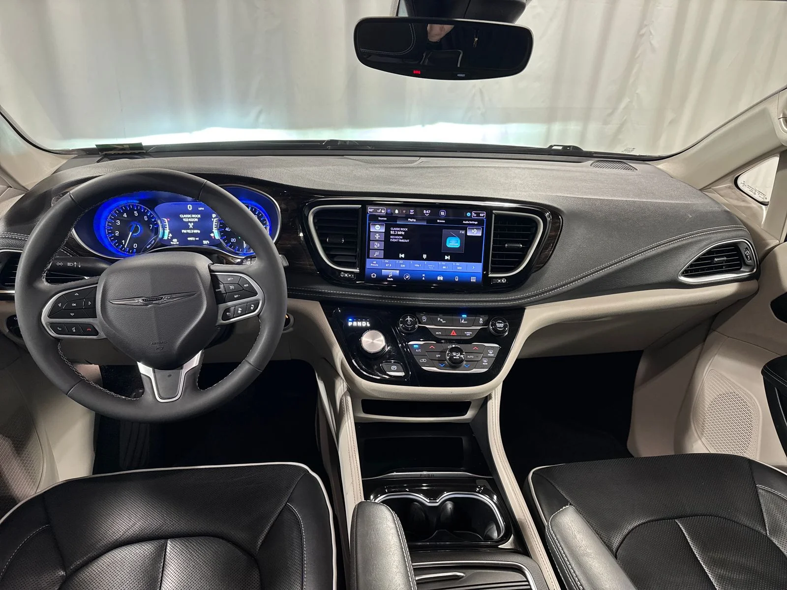 Used 2023 White Chrysler Limited image 4