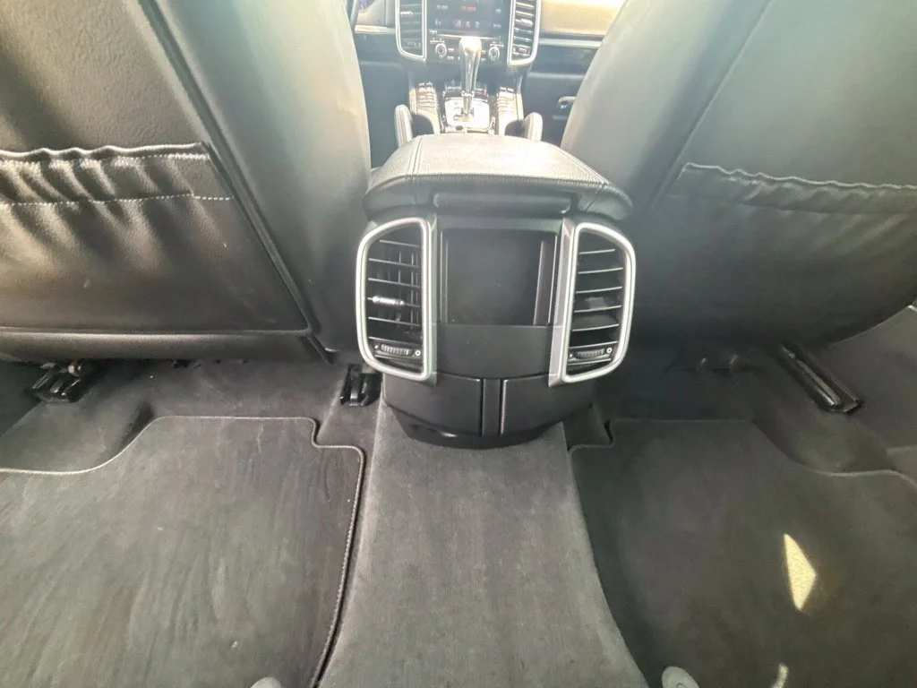 Used 2018  Porsche  image 17