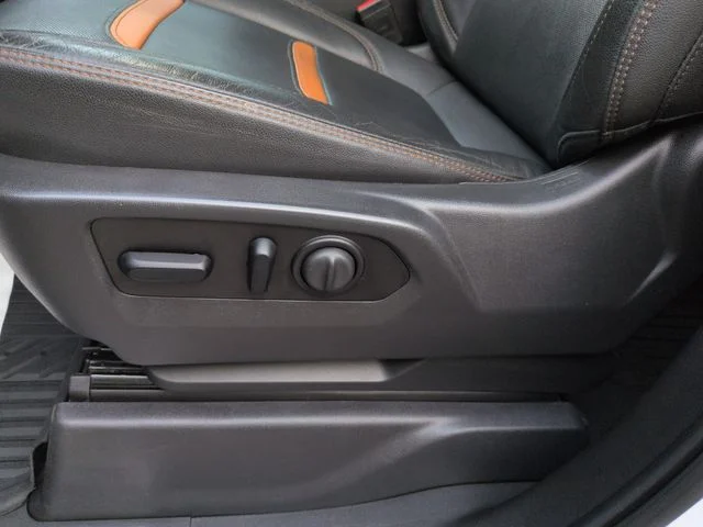 Used 2021 Summit White GMC  image 12