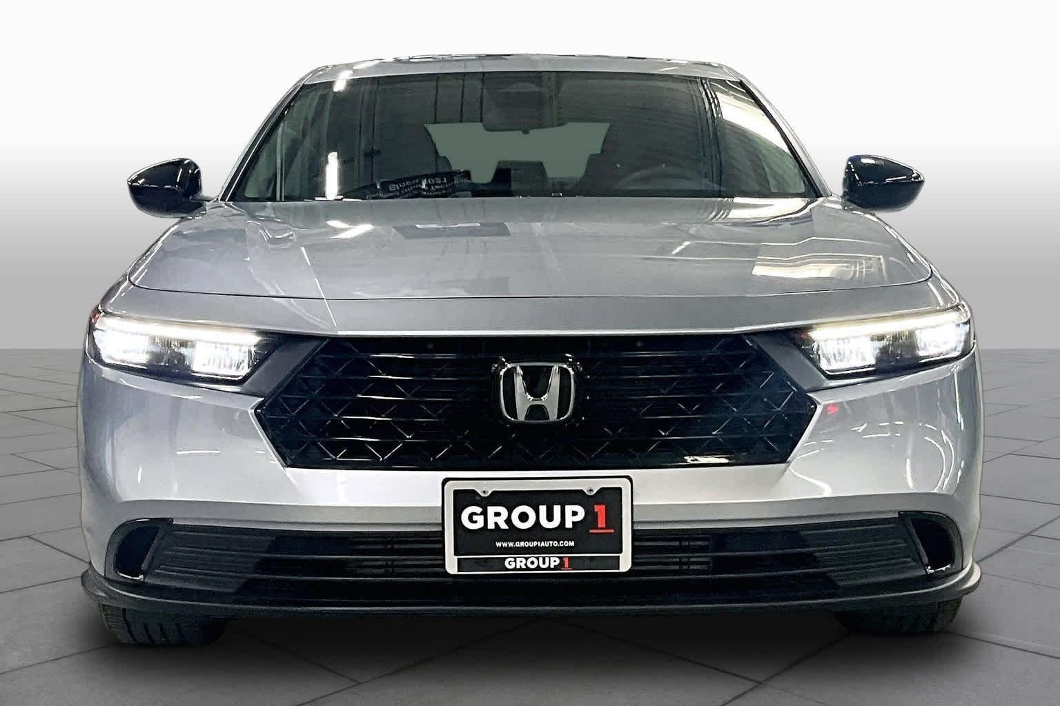 Used 2025 Solar Silver Metallic Honda SE image 4