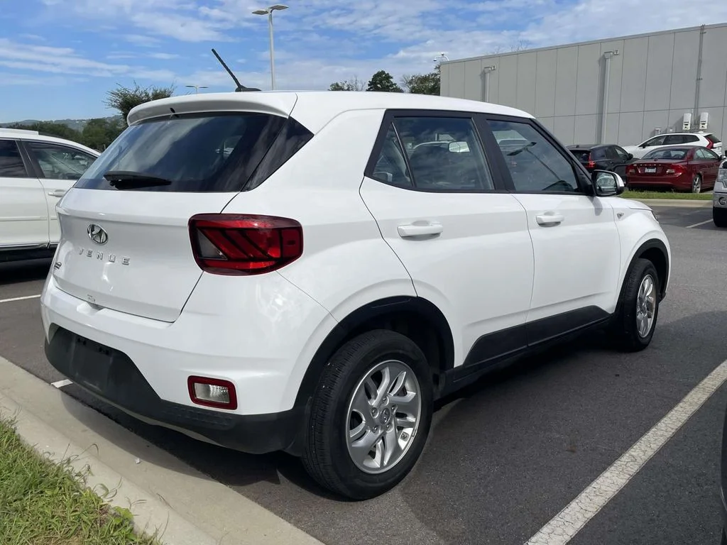 Used 2025 Lunar White Hyundai SE image 4