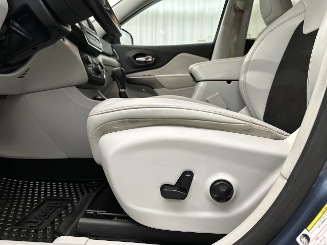 Used 2020 Blue Jeep Latitude Plus image 18
