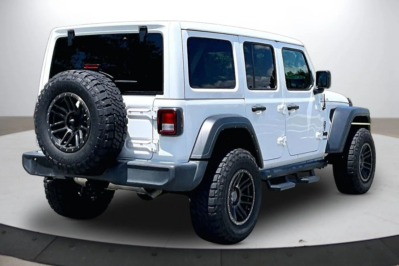 Used 2022 White Jeep Sport S image 9