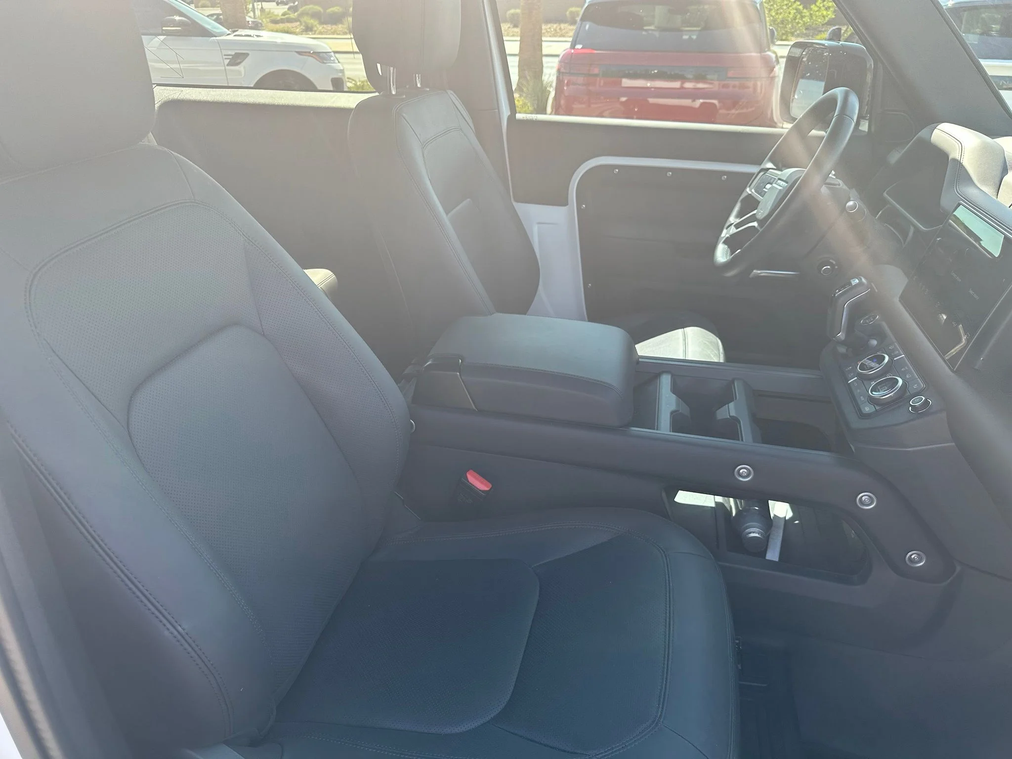 Used 2025 Fuji White Land Rover X-Dynamic SE image 4