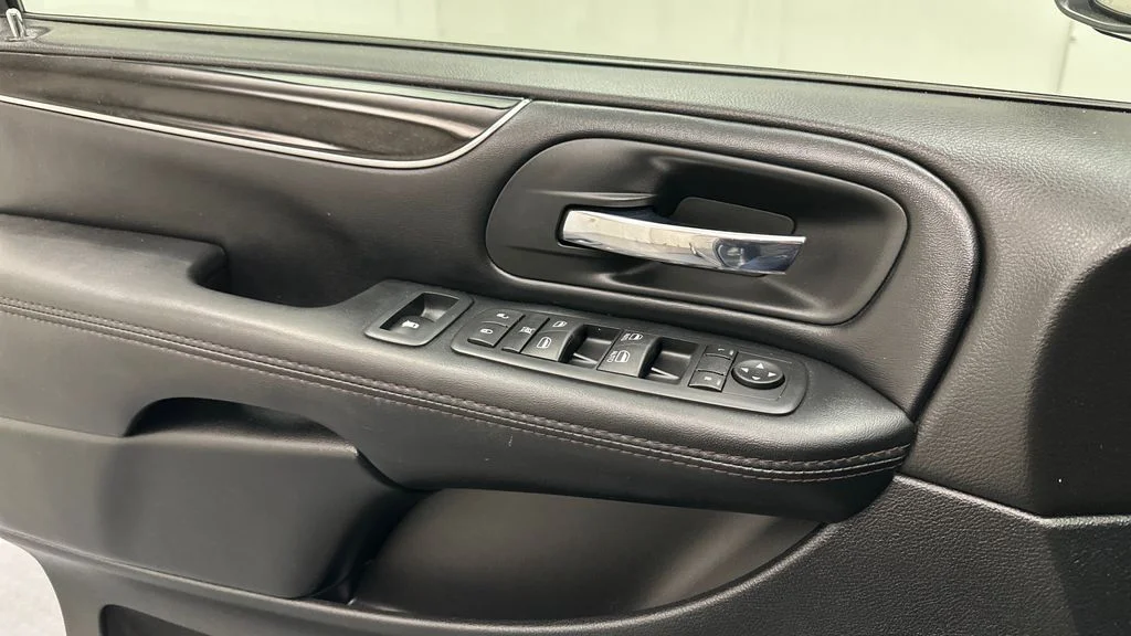 Used 2019 Silver Dodge SE image 18