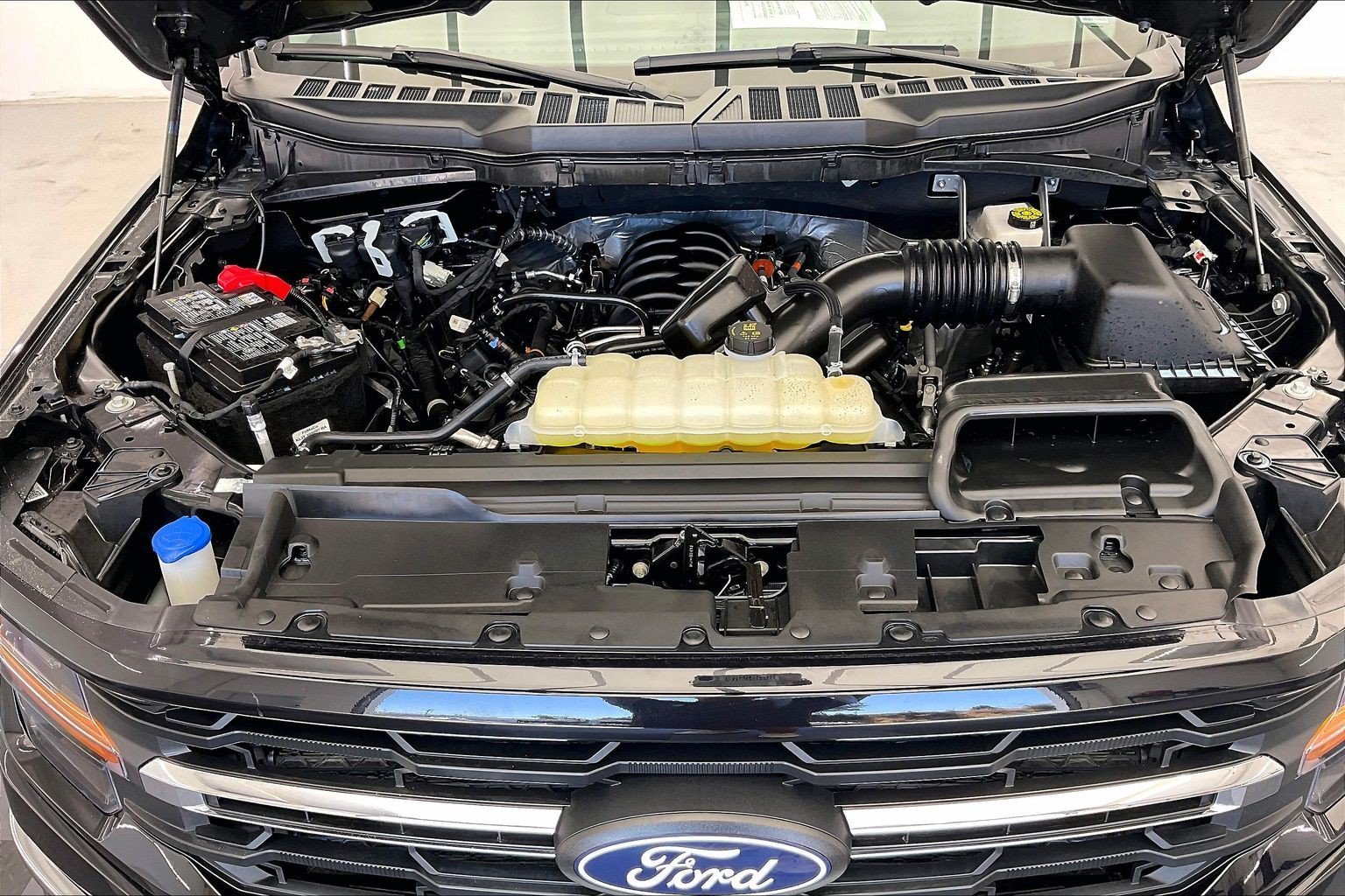 Used 2025 Agate Black Metallic Ford XLT image 9