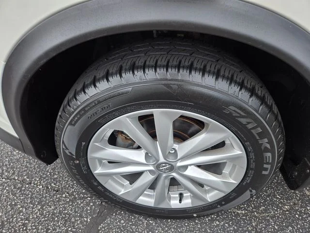 Used 2018 White Nissan  image 24