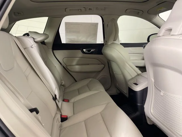 Used 2025 White Volvo T8 Plus image 28