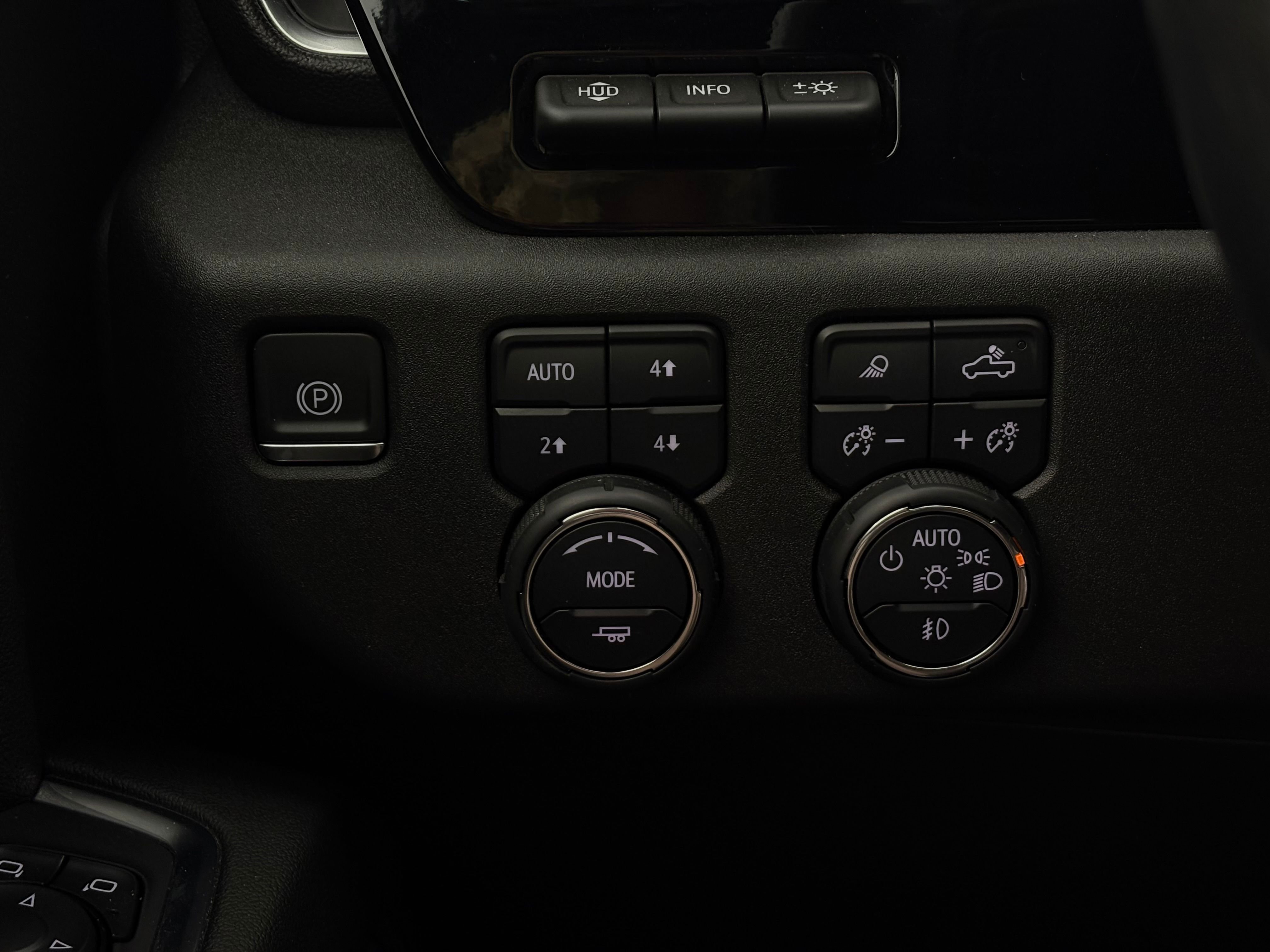 Used 2023 Iridescent Pearl Tricoat Chevrolet High Country image 25