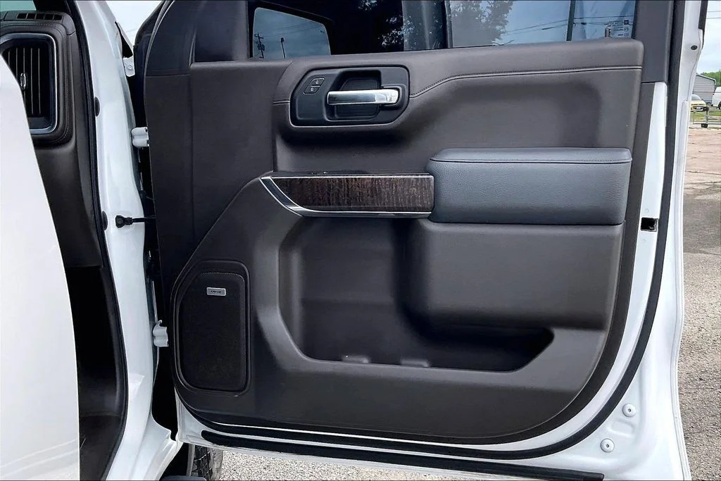 Used 2022 White GMC Denali image 29