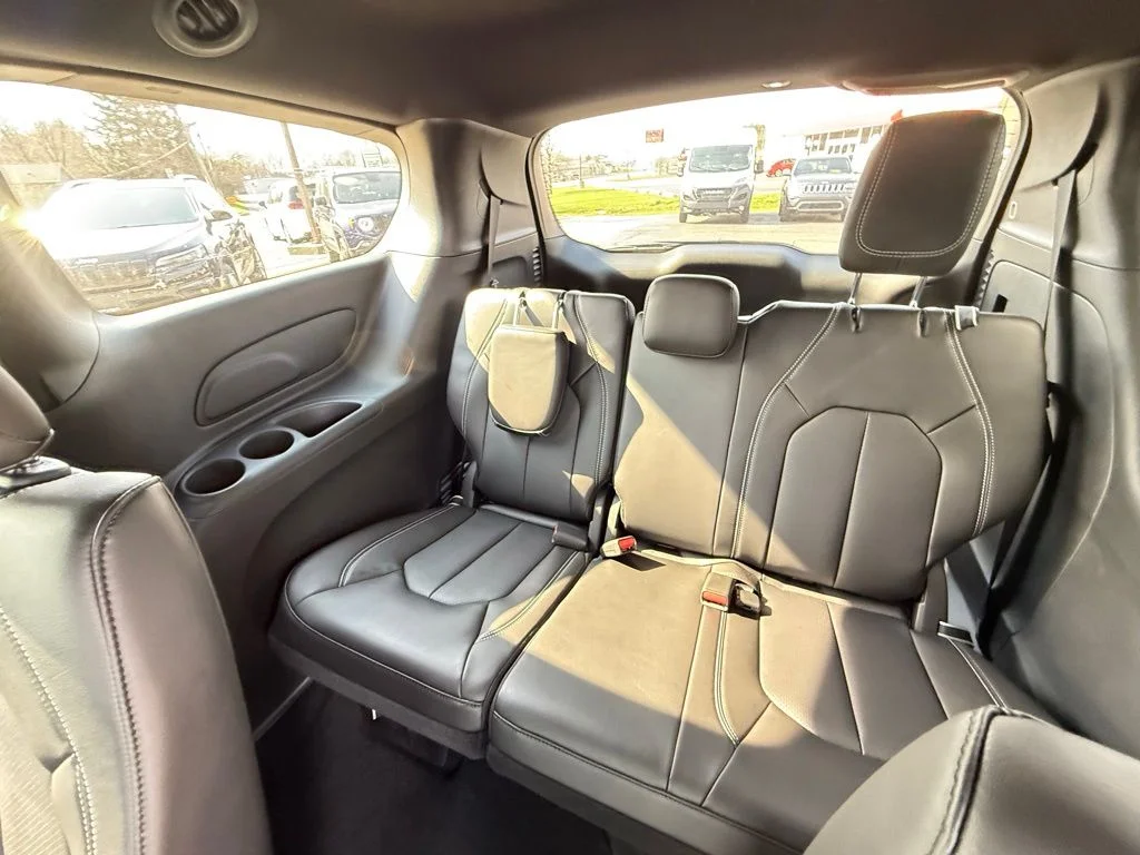 2025 Chrysler Pacifica Select - Photo 17
