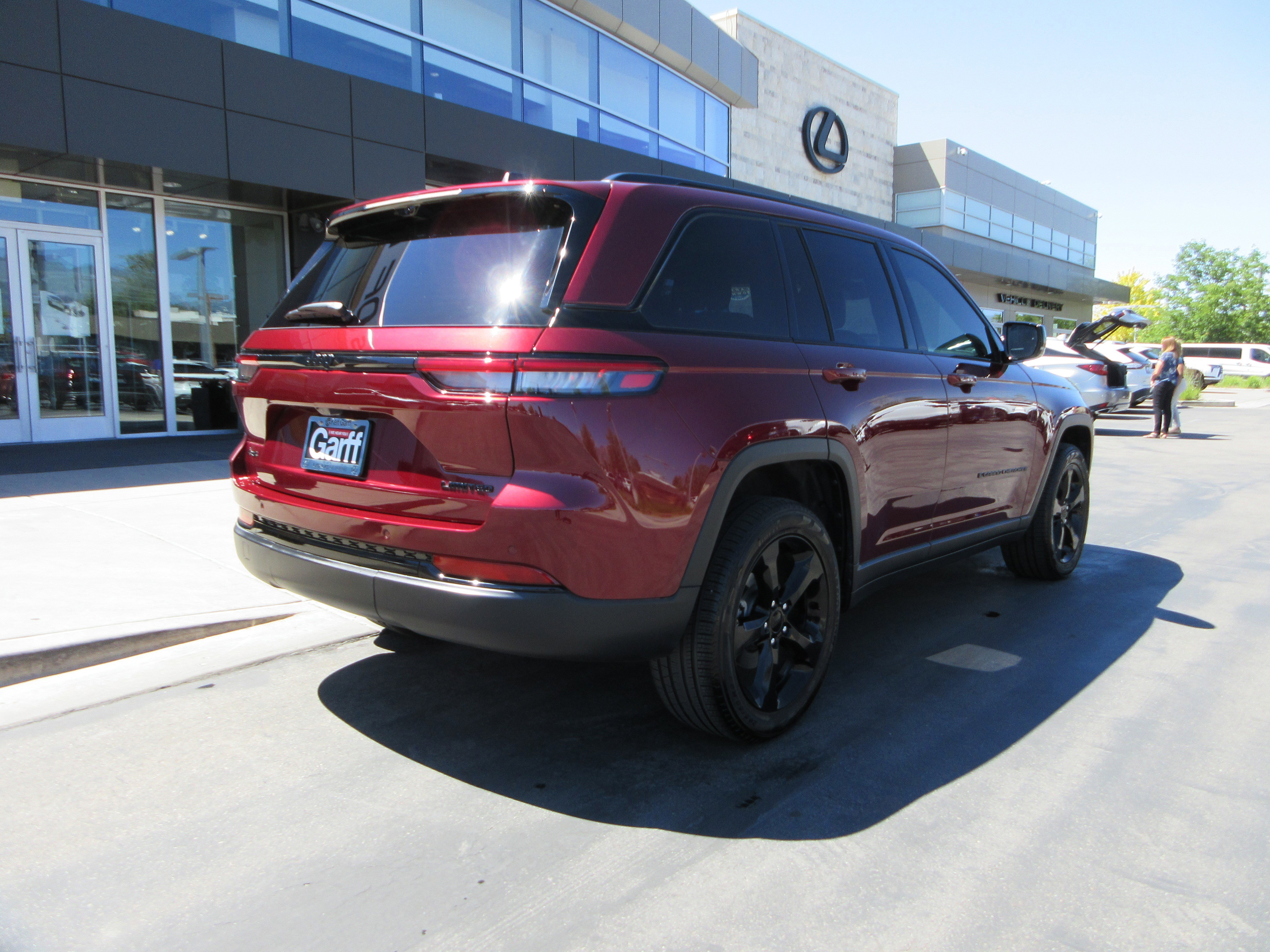 Used 2024 Velvet Red Pearlcoat Jeep Limited image 9