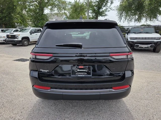 New 2026 Diamond Black Crystal Pearl-Coat Exterior Paint Jeep Altitude image 10