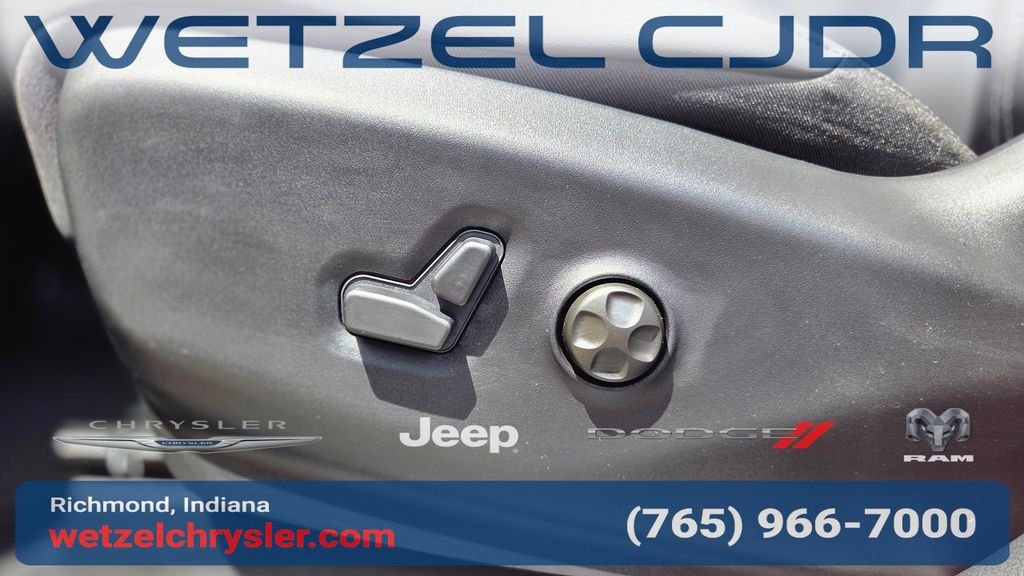 New 2027 Red Hot Pearl-Coat Exterior Paint Chrysler Select image 17