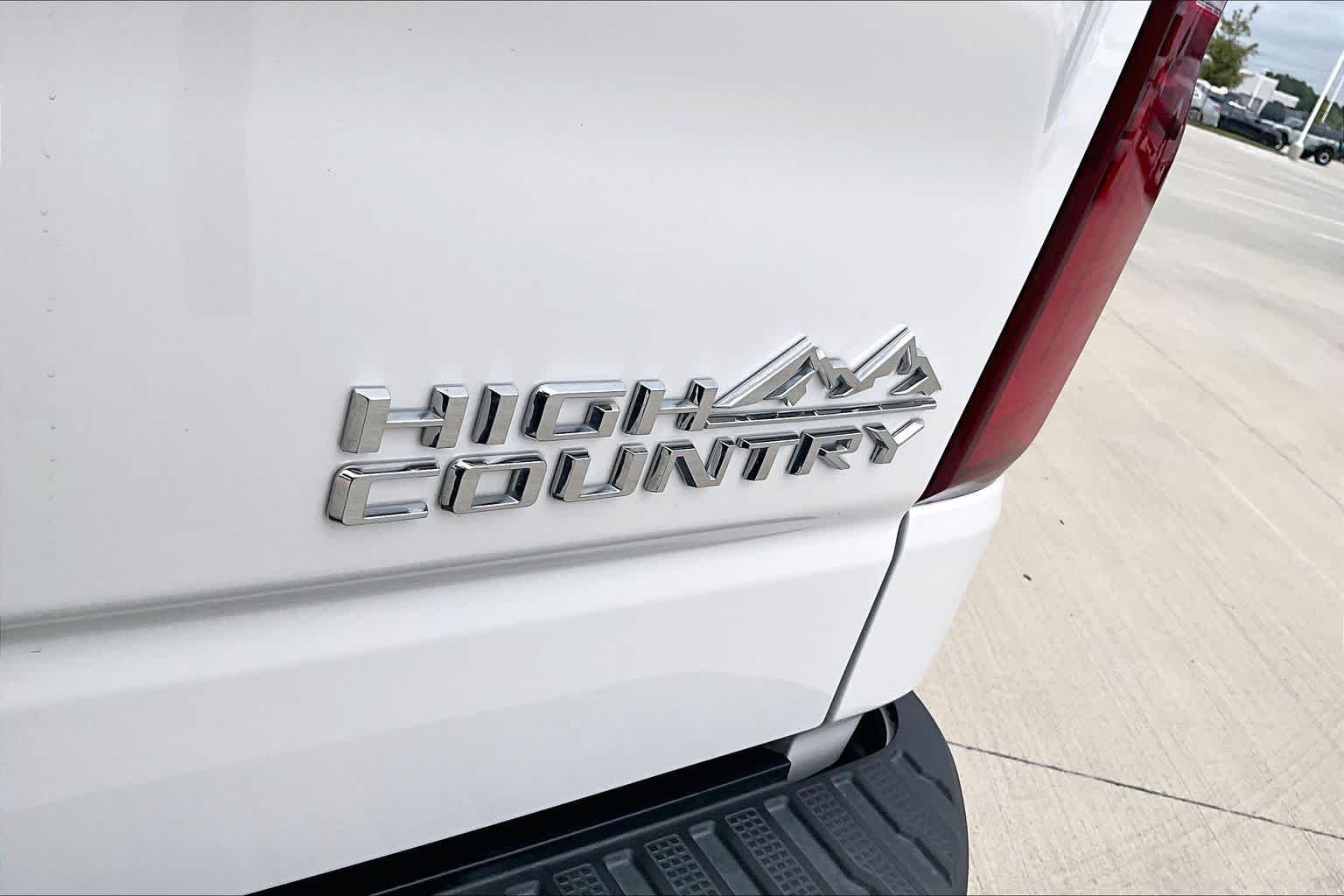 Used 2020 Iridescent Pearl Tricoat Chevrolet High Country image 9