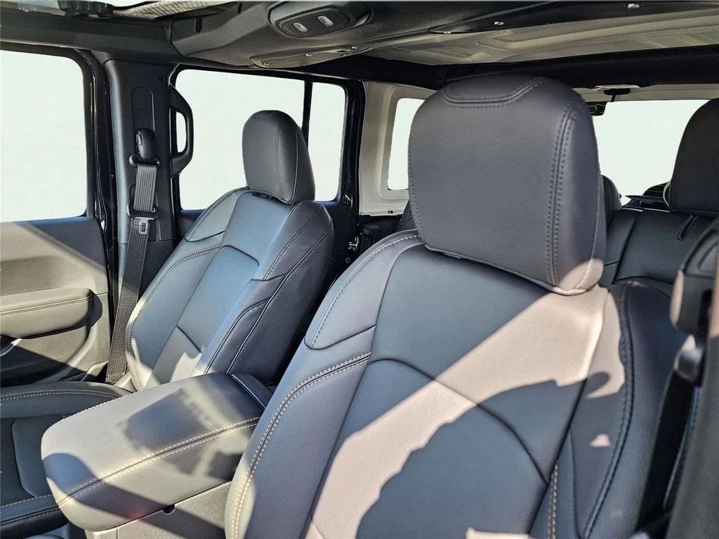 New 2026 Black Clear-Coat Exterior Paint Jeep Sahara image 19