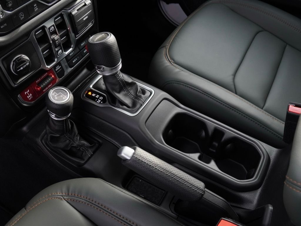 New 2026 Bright White Clear-Coat Exterior Paint Jeep Mojave image 16