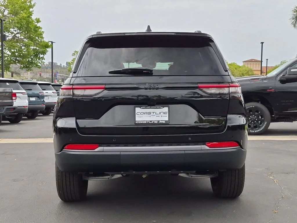 New 2026 Diamond Black Crystal Pearl-Coat Exterior Paint Jeep Altitude image 6