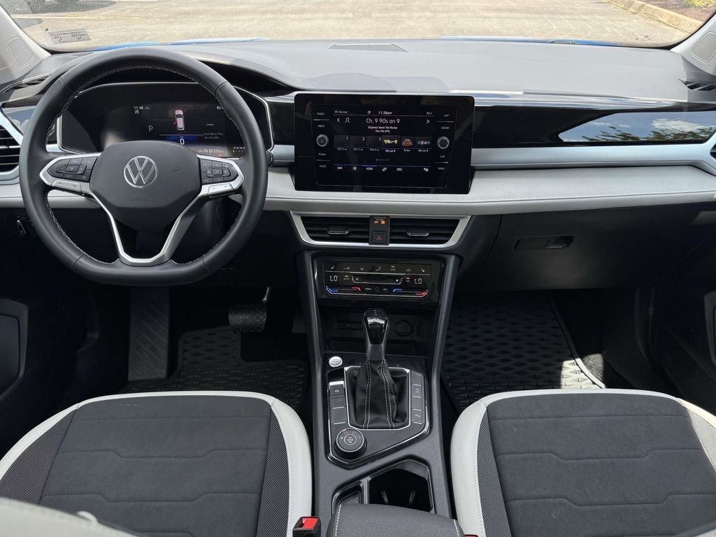 2025 Volkswagen Taos SE - Photo 18