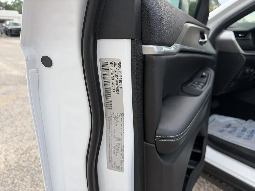 New 2026 Bright White Clear-Coat Exterior Paint Jeep Laredo Altitude image 34