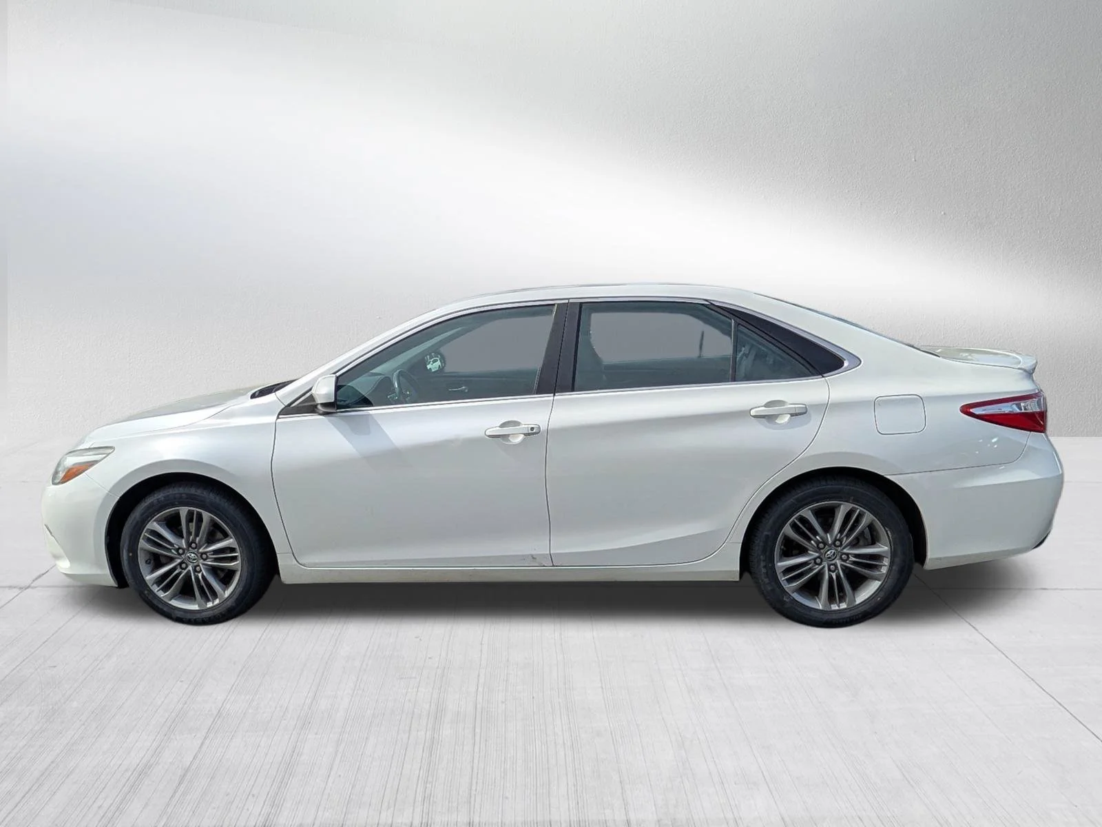 Used 2015 Blizzard Pearl Toyota SE image 4
