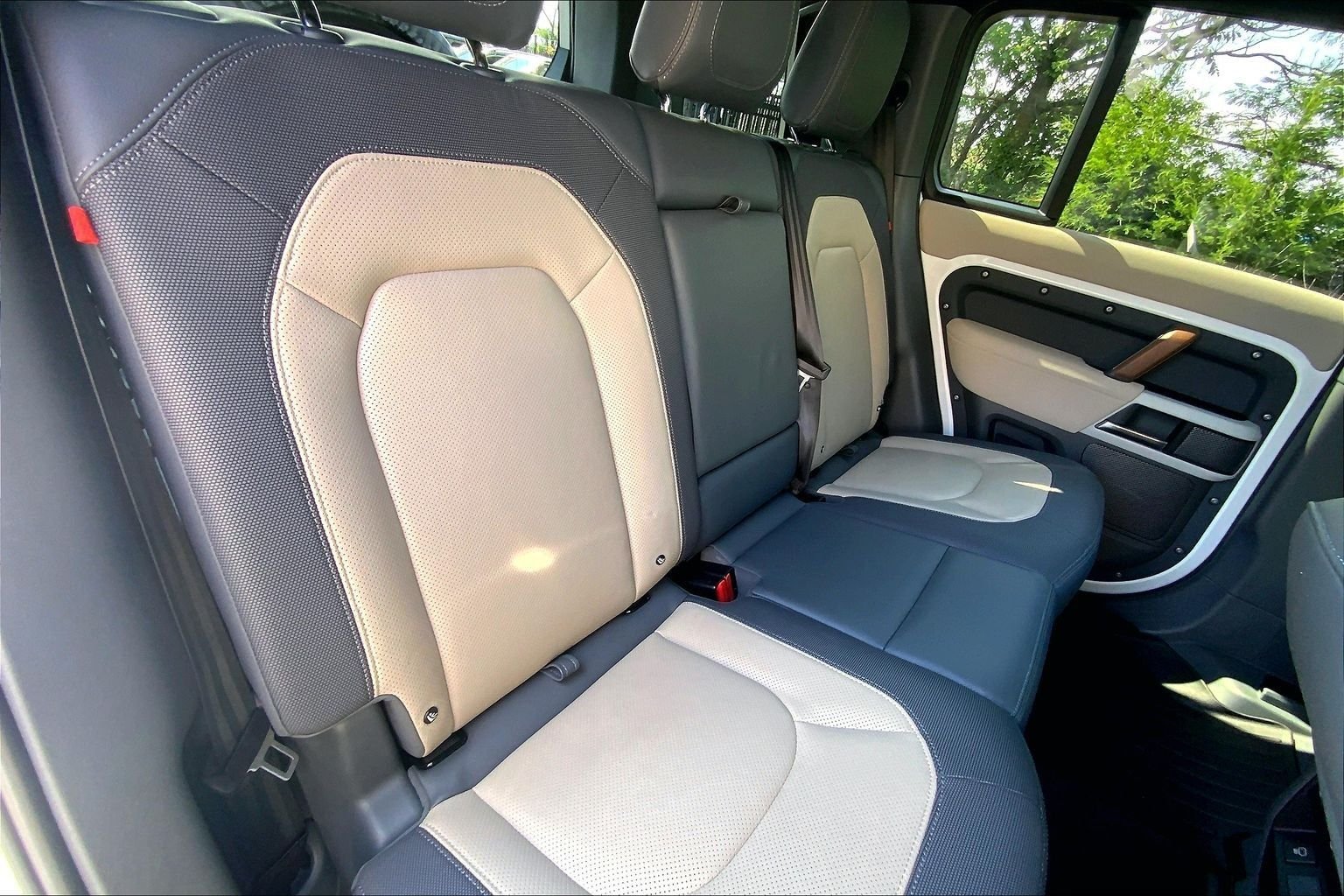 Used 2023 Fuji White Land Rover X-Dynamic SE image 19