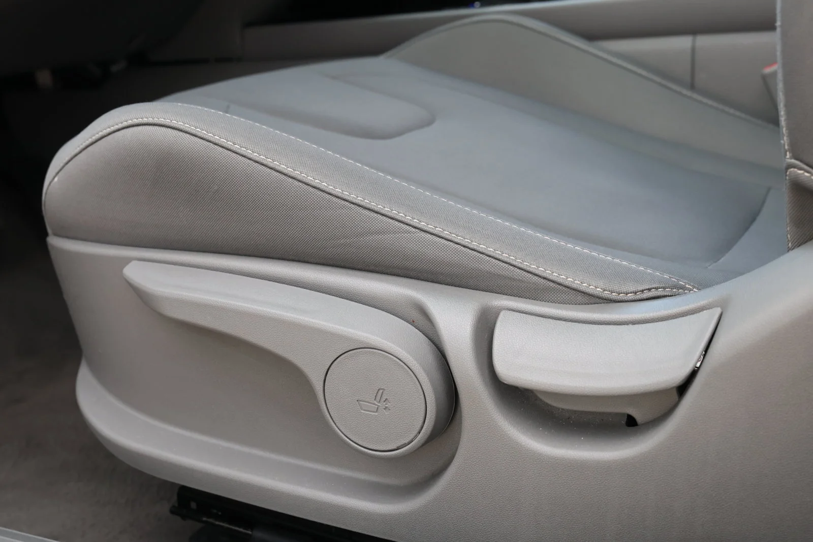 Used 2025 Silver Hyundai SEL Convenience image 31