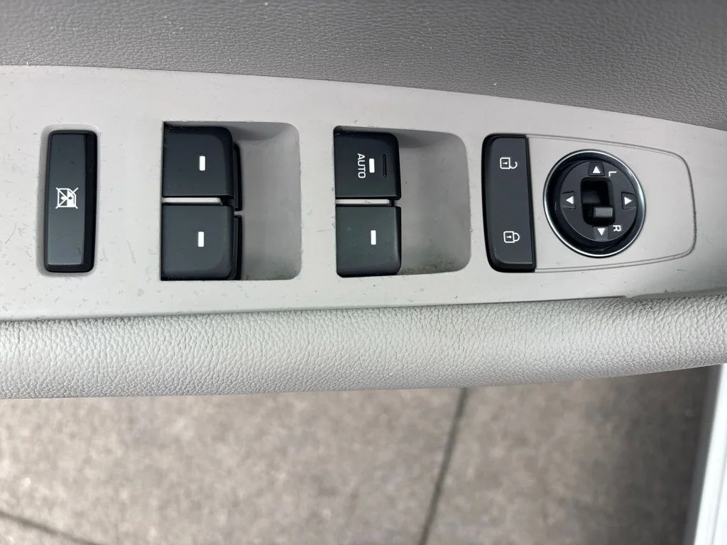 Used 2016 Silver Hyundai SE image 13