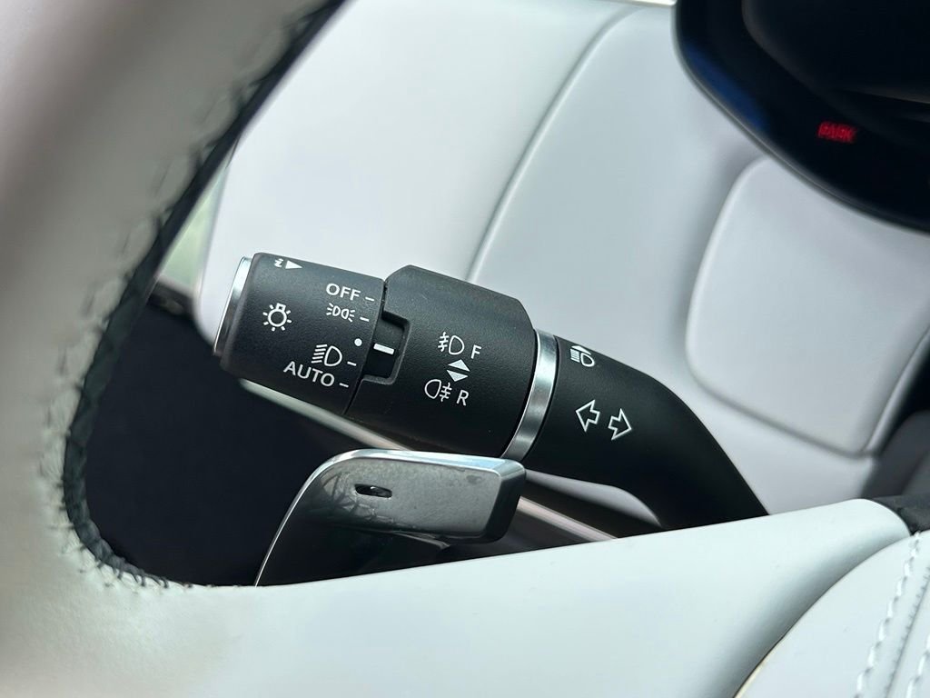 Used 2024 White Land Rover Dynamic SE image 22