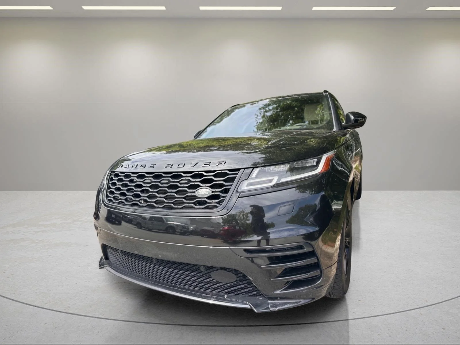 Used 2020  Land Rover R-Dynamic S image 4