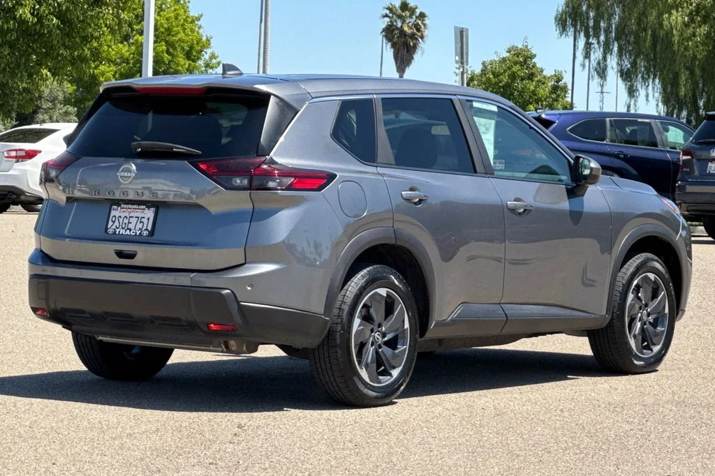 2025 Nissan Rogue SV - Photo 5