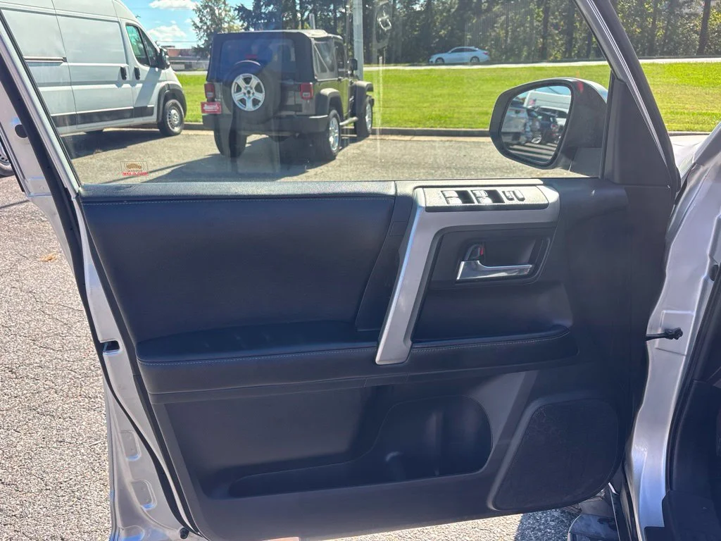 Used 2016 Silver Toyota SR5 image 15