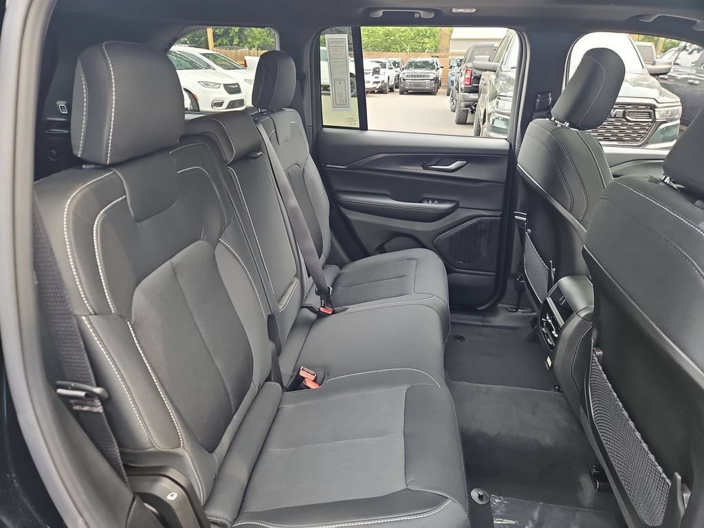 New 2026 Diamond Black Crystal Pearlcoat Jeep Laredo X image 15