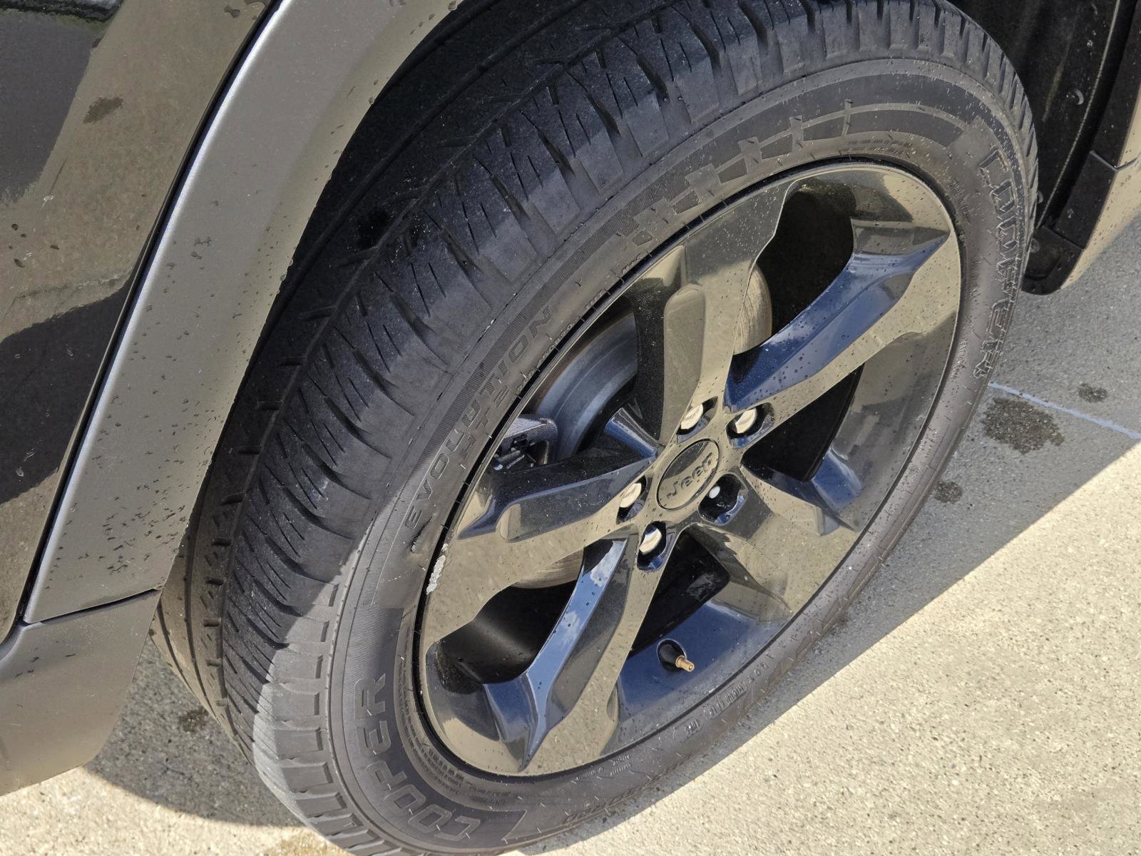 Used 2023 Diamond Black Crystal Pearlcoat Jeep Altitude image 9