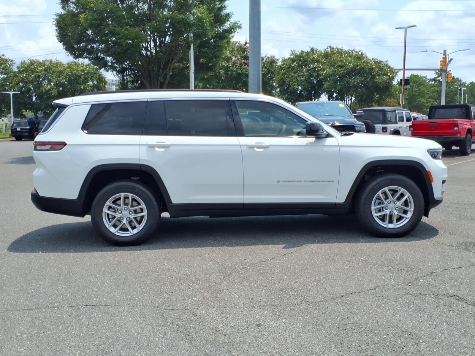 New 2026 Bright White Clear-Coat Exterior Paint Jeep Laredo X image 9
