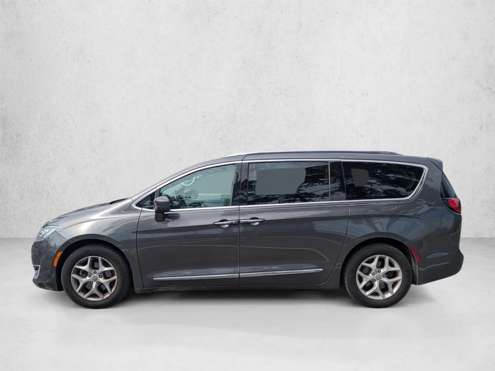 Used 2017 Granite Crystal Metallic Clearcoat Chrysler Touring-L Plus image 8
