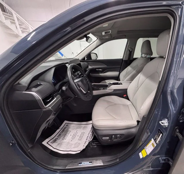 Used 2025 White Toyota XLE image 23