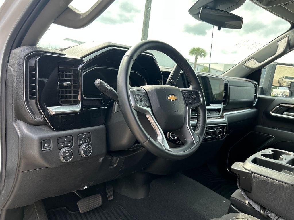 Used 2025 White Chevrolet LT image 10