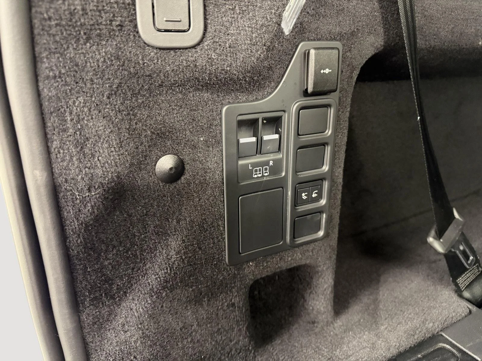 Used 2025  LAND ROVER SE image 26