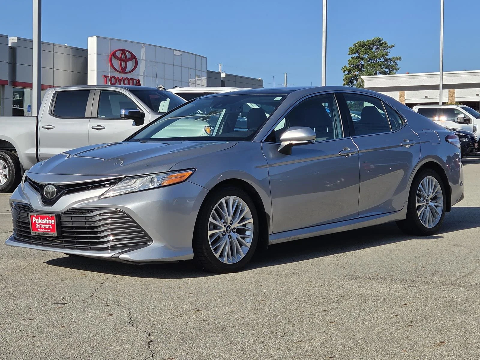 Used 2019 Celestial Silver Metallic Toyota XLE Auto (Natl) image 3
