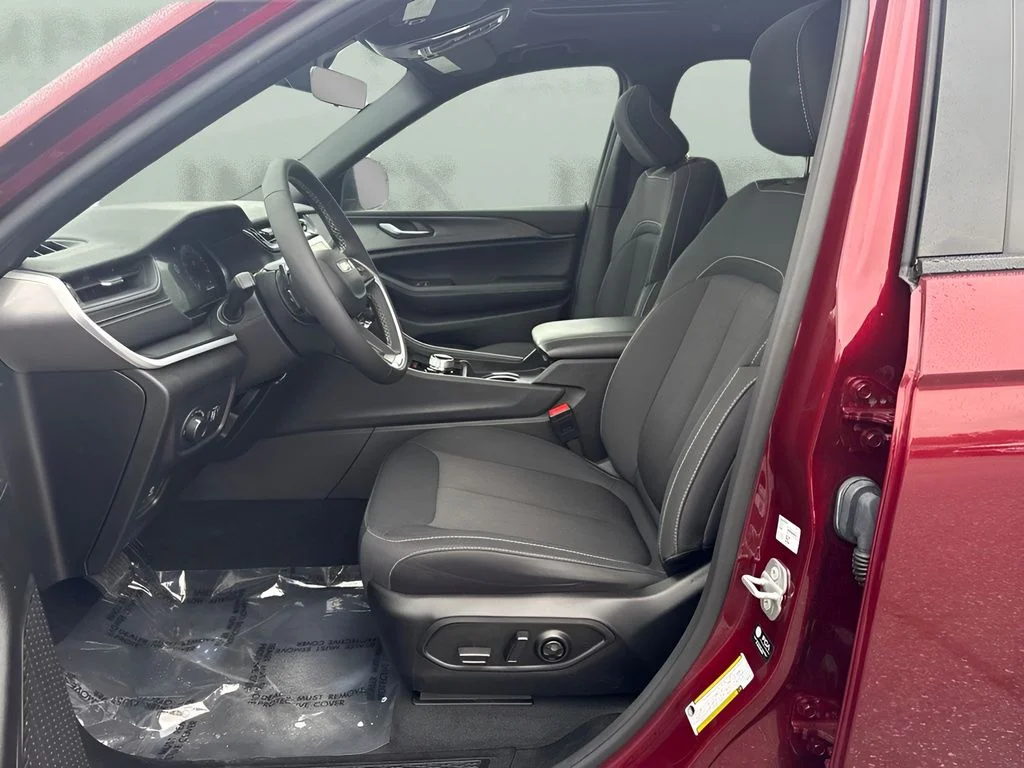 Used 2025 Red Jeep Laredo image 5