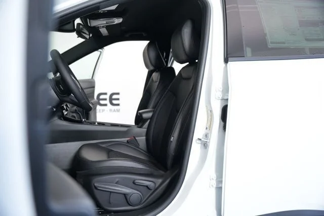 New 2026 Bright White Clear-Coat Exterior Paint Jeep Latitude image 26