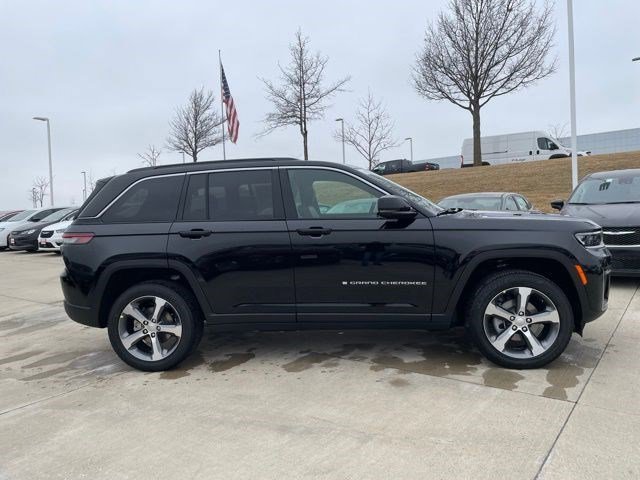 New 2026 Diamond Black Crystal Pearlcoat Jeep Limited image 6