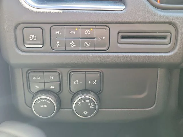 Used 2022 Black Chevrolet Z71 image 25