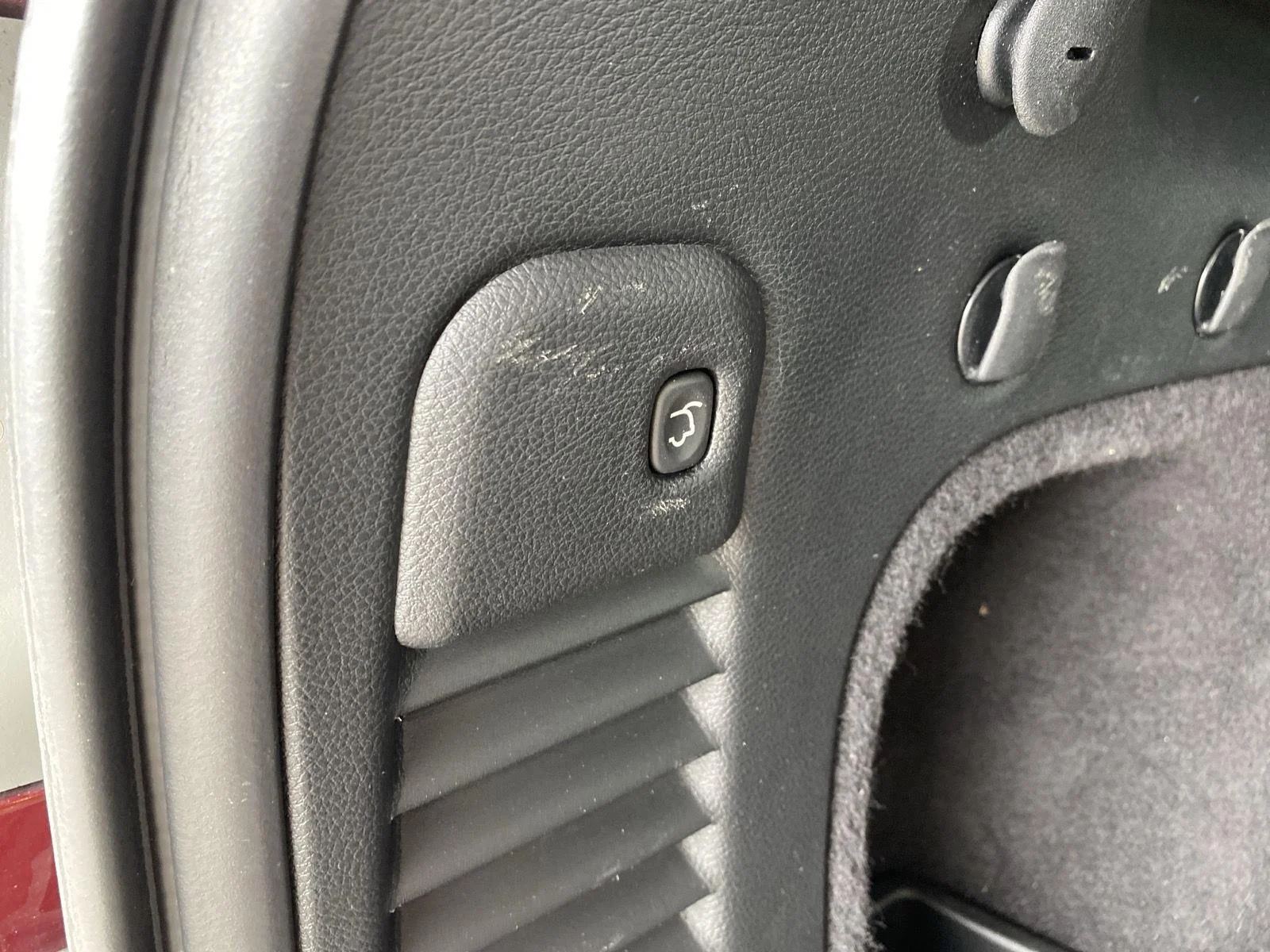 Used 2019 Velvet Red Pearlcoat Jeep Limited image 8
