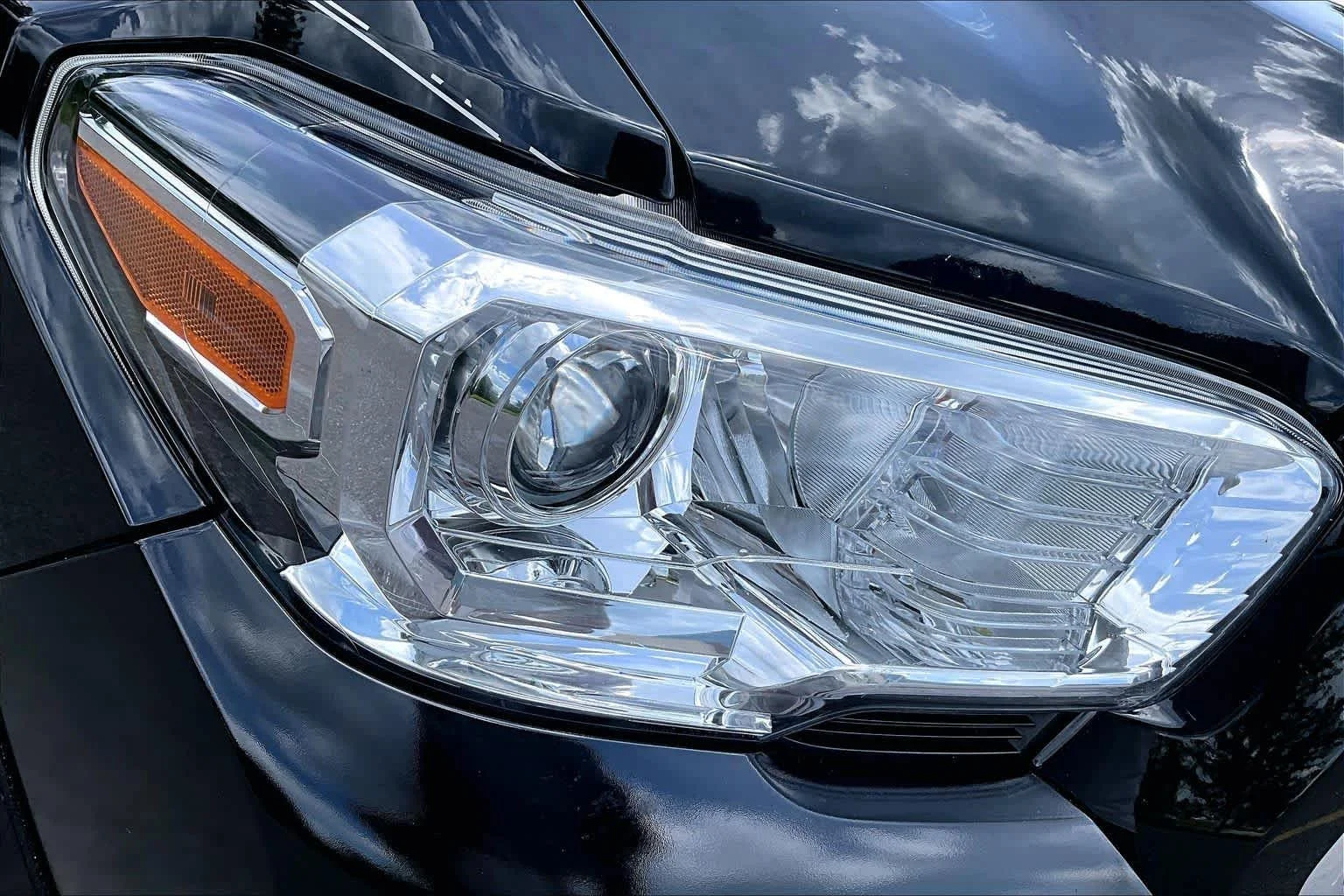 Used 2022 Midnight Black Metallic Toyota SR5 image 27