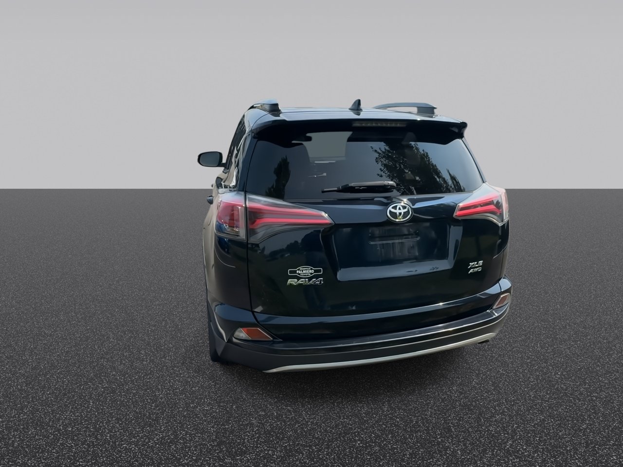 Used 2018 Galactic Aqua Mica Toyota XLE image 7